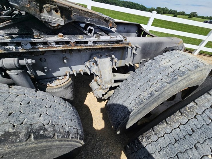 #65-•-2012-volvo-vnl-day-cab-tandem-axle-semi-tractor-image-21