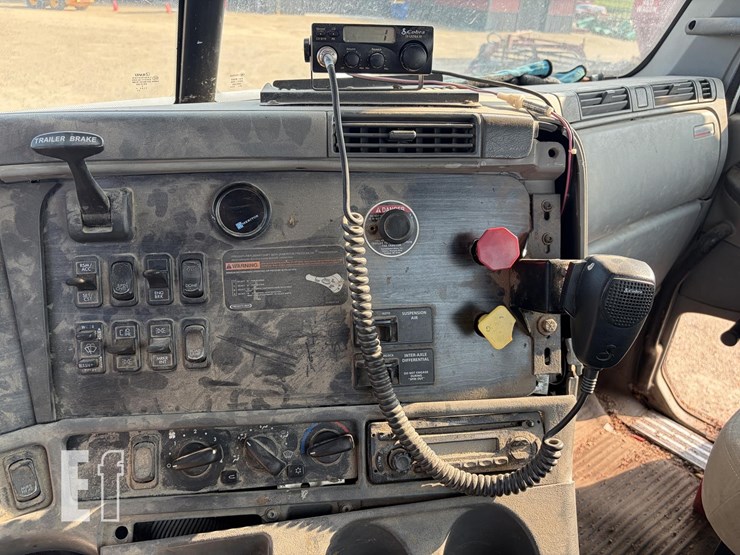 2002-freightliner-columbia-120-image-24