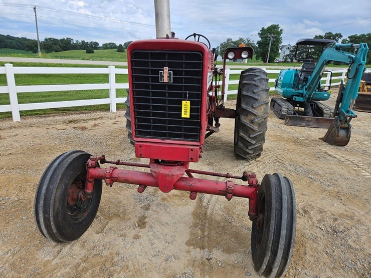 #53-•-interantional-656-farmall-tractor-image-9