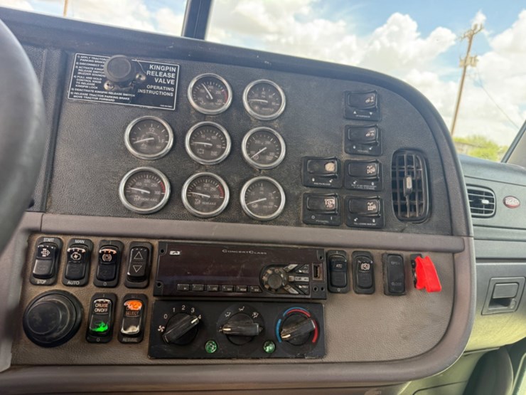 2019-peterbilt-389-image-12