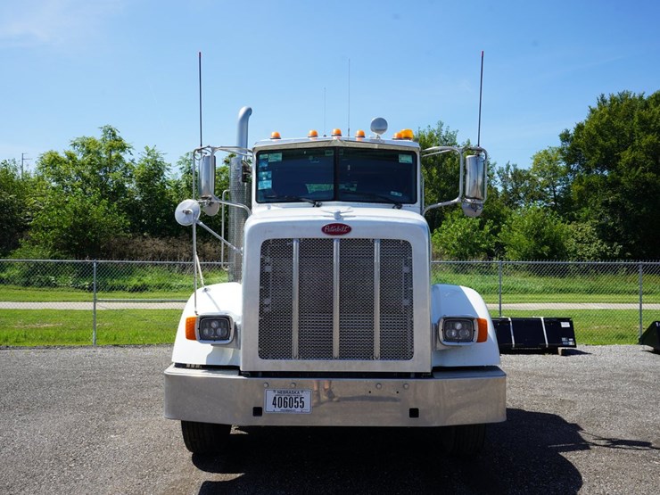 2015-peterbilt-365-t/a-daycab-truck-tractor-image-2