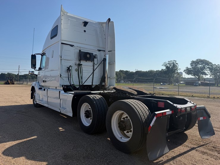 2016-volvo-vnl64t670-image-3