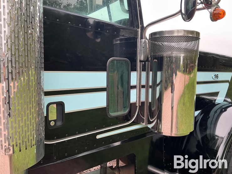 2017-peterbilt-389-image-16