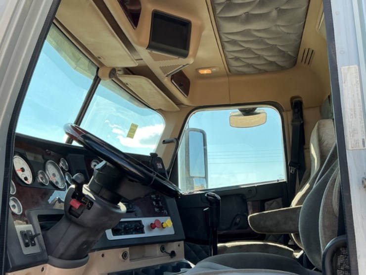 2015-freightliner-coronado-122-sd-image-18