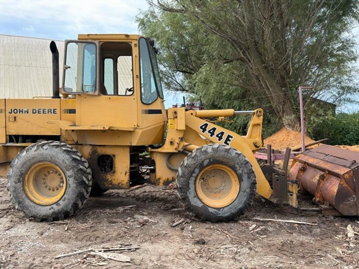 1990-deere-444e-image-3