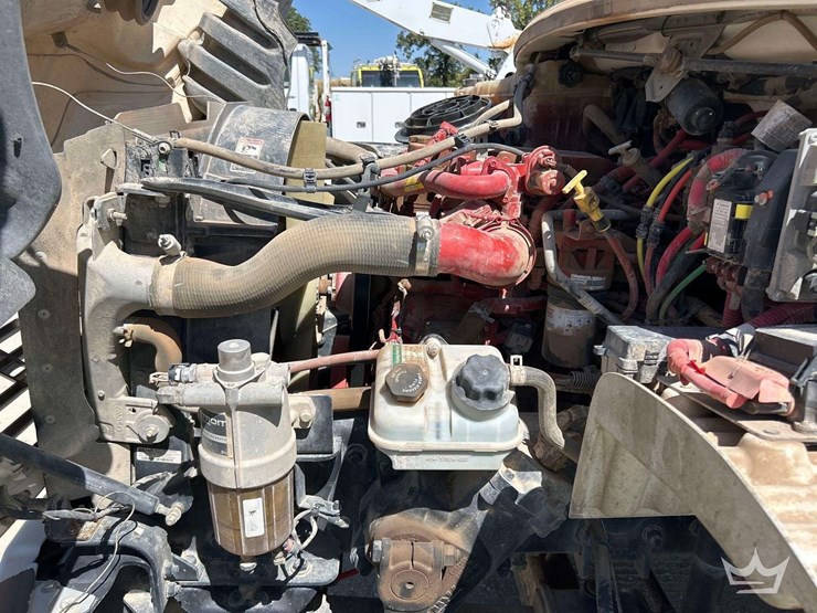 2019-freightliner-m2-106-image-9
