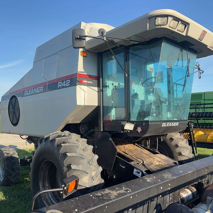 1998 GLEANER R42