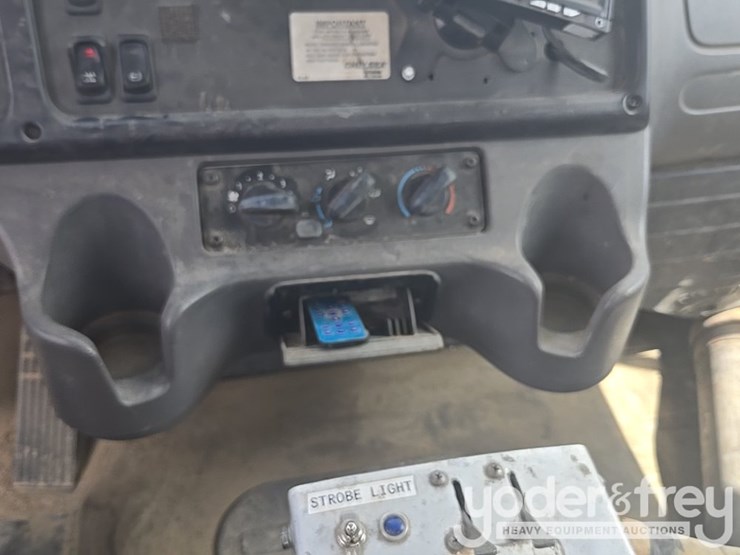 2013-freightliner-m2-106-image-53