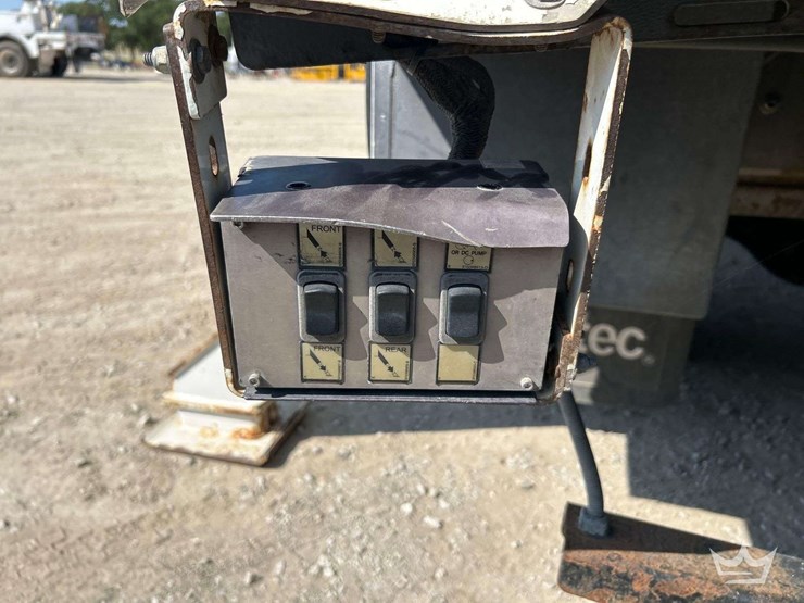 2019-freightliner-m2-106-image-23