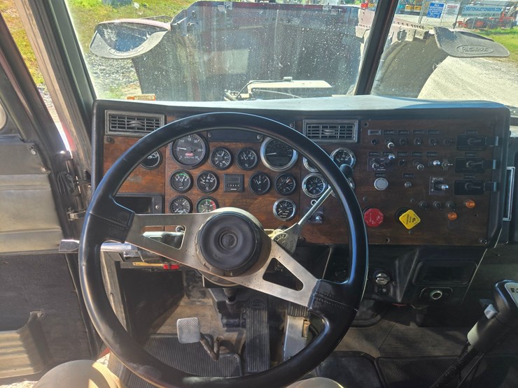 1995-peterbilt-379-image-62
