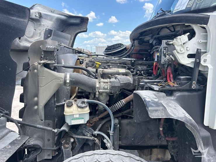 2015-freightliner-114sd-image-8