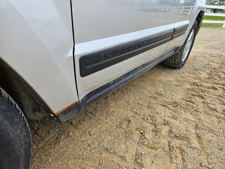 #60-•-2007-jeep-sport-utility-sedan-image-12