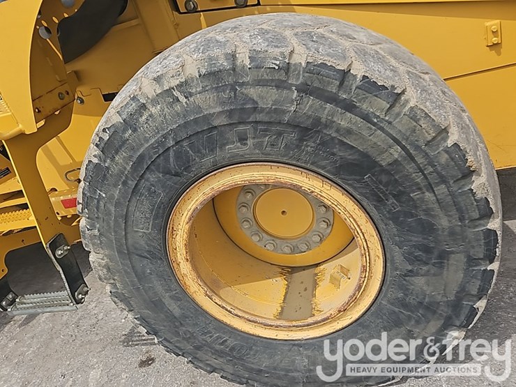 2014-deere-624k-image-10
