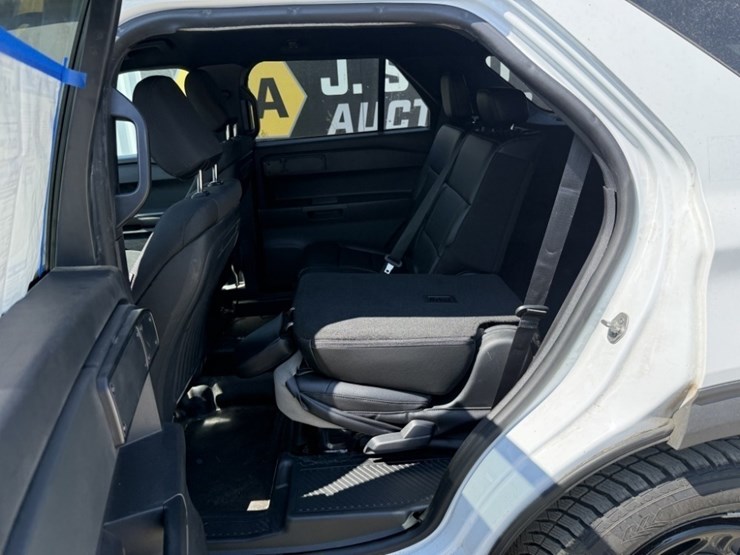2020-ford-explorer-image-13