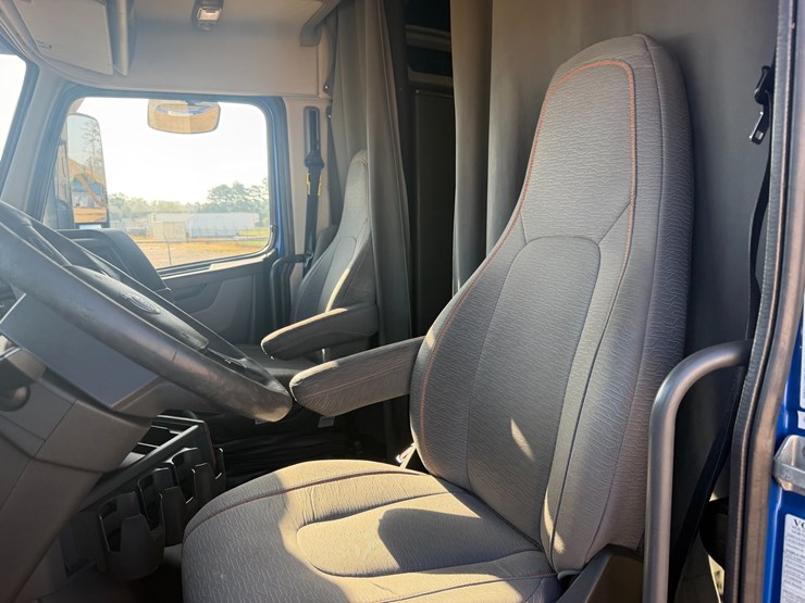 2019-volvo-vnl64t670-image-13