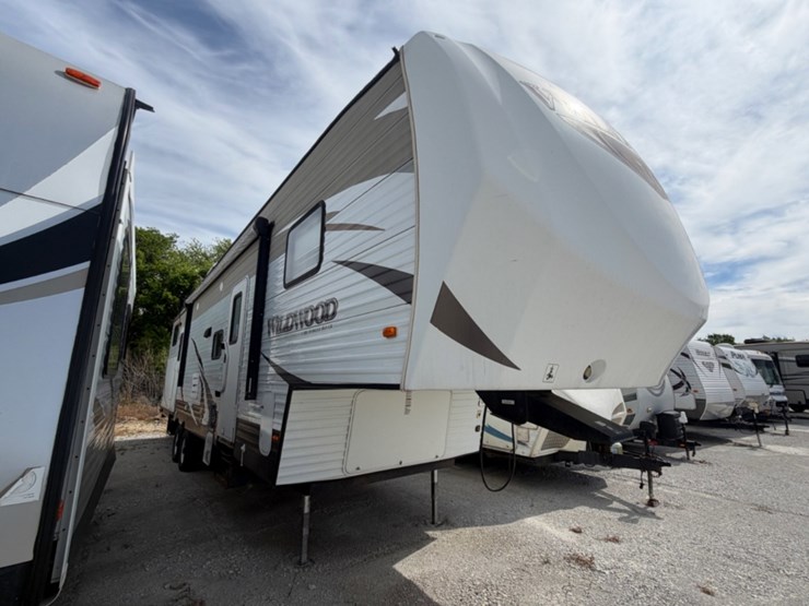 2015-wildwood-5th-wheel-image-3
