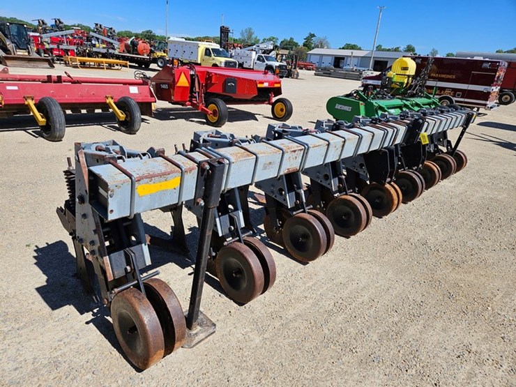 #80-•-hiniker-3pt-8-row-30"-cultivator-image-7