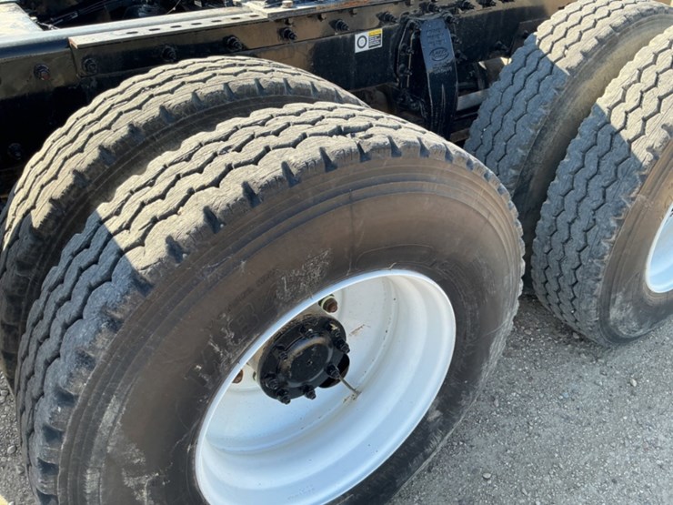 2015-peterbilt-367-image-17
