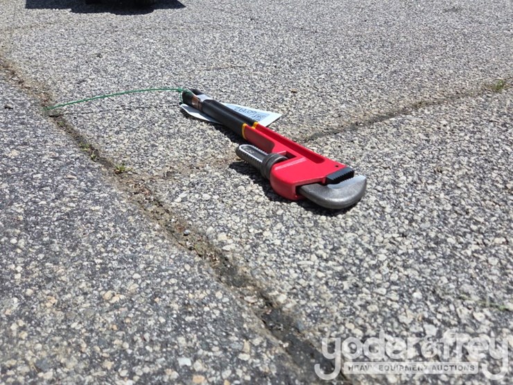 unused-24"-pipe-wrench-image-5