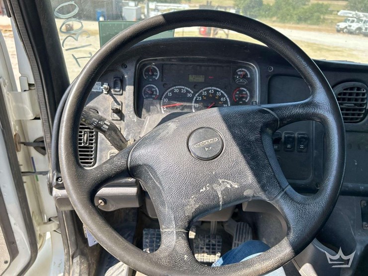 2015-freightliner-114sd-image-14