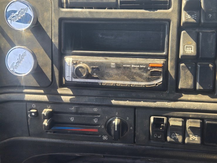 1999-volvo-vn-image-63
