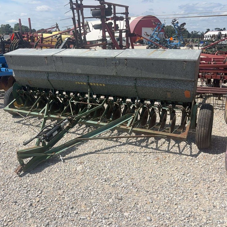 JOHN DEERE B