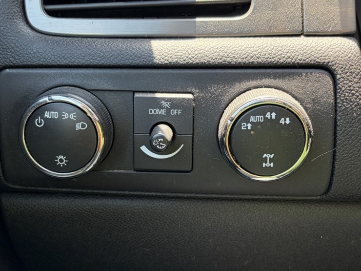 2014-chevrolet-tahoe-image-23