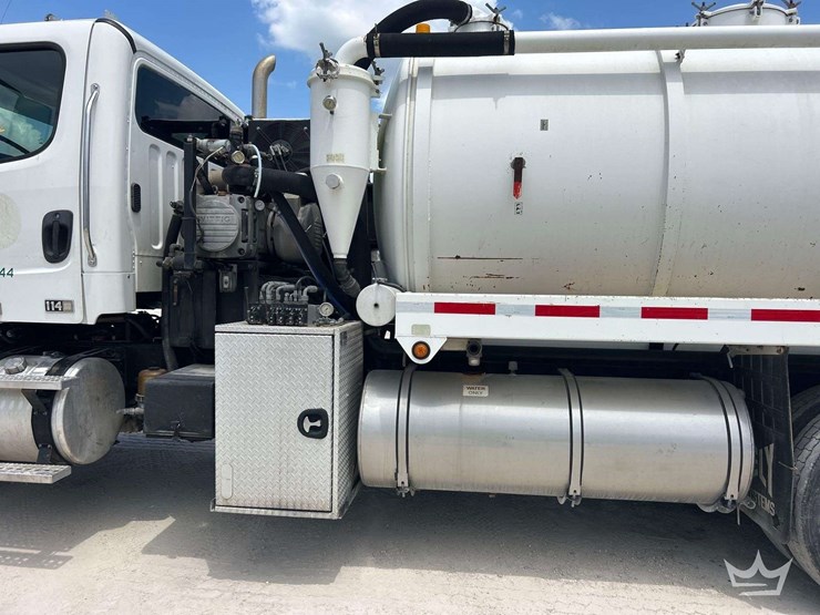 2015-freightliner-114sd-image-32