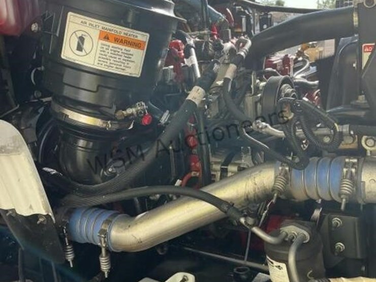 2012-freightliner-m2-106-image-21