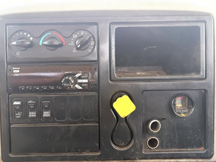 2019-international-durastar-4300-image-10
