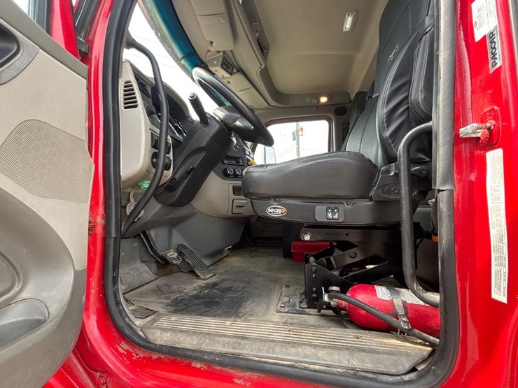2019-peterbilt-579-image-19