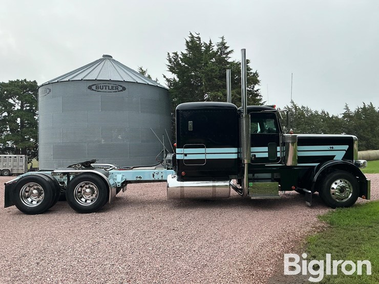 2017-peterbilt-389-image-4