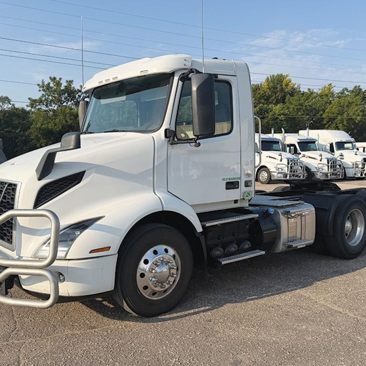 2020 VOLVO VNR300