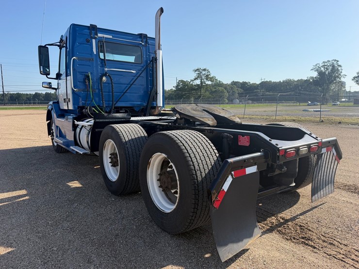 2016-volvo-vnl64t300-image-3