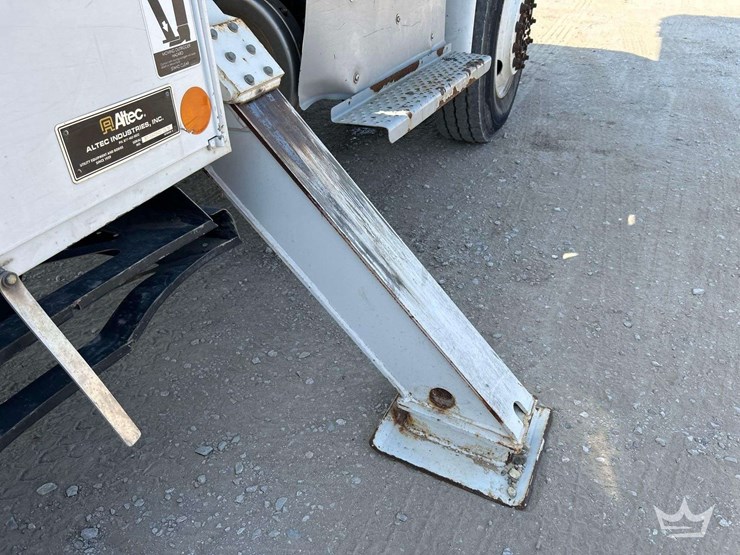 2019-freightliner-m2-106-image-40
