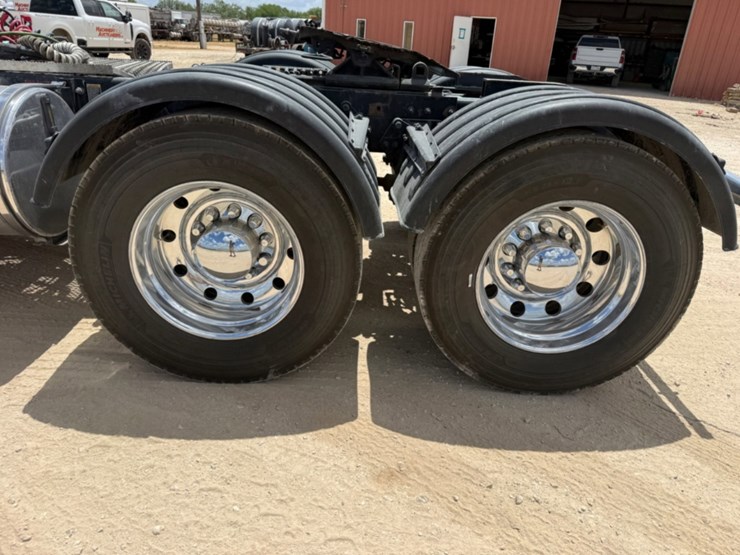 2019-peterbilt-389-image-17