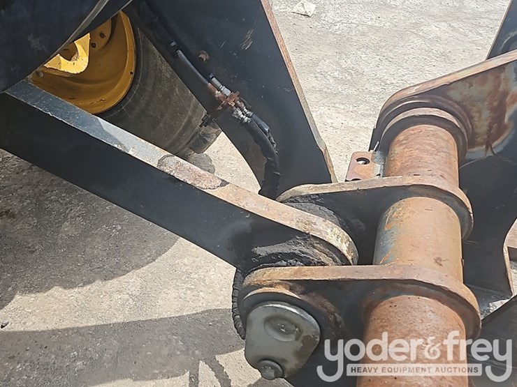 2014-deere-624k-image-23