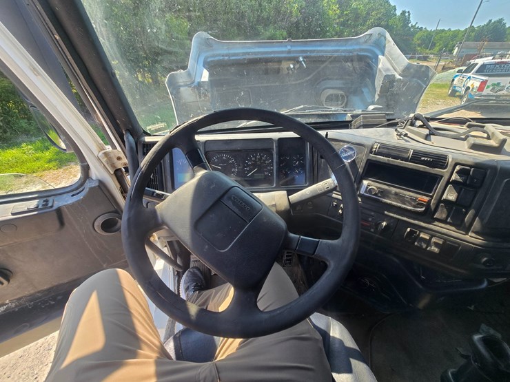 1999-volvo-vn-image-61