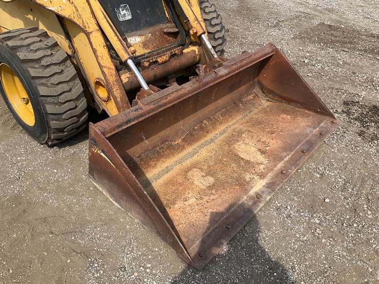 john-deere-325-image-10