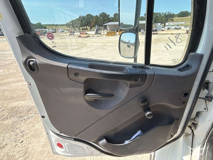 2019-freightliner-m2-106-image-10