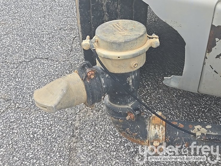 2013-freightliner-m2-106-image-38