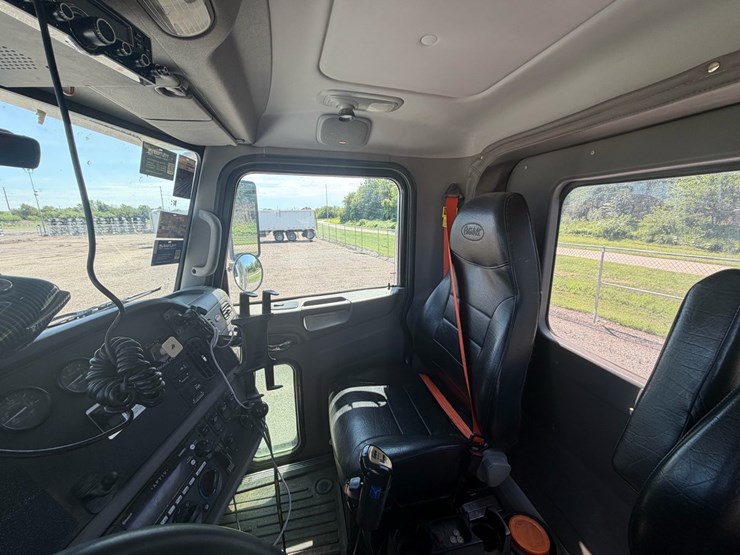 2015-peterbilt-365-t/a-daycab-truck-tractor-image-31