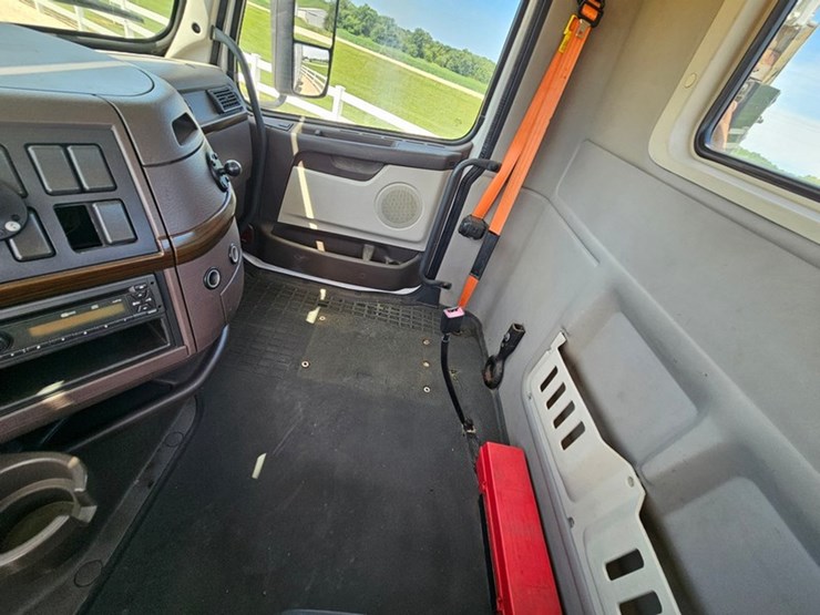 #65-•-2012-volvo-vnl-day-cab-tandem-axle-semi-tractor-image-57