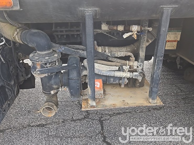 2013-freightliner-m2-106-image-24