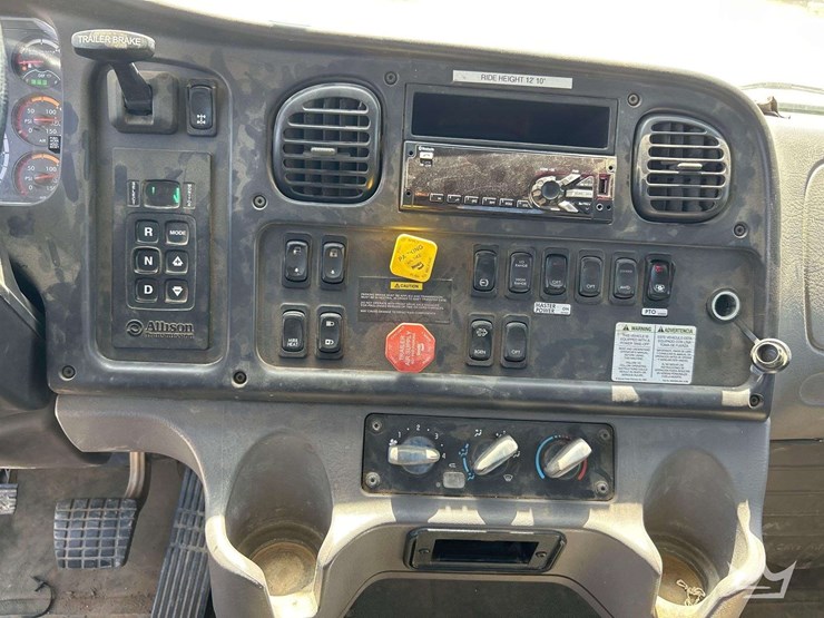 2020-freightliner-m2-106-image-15