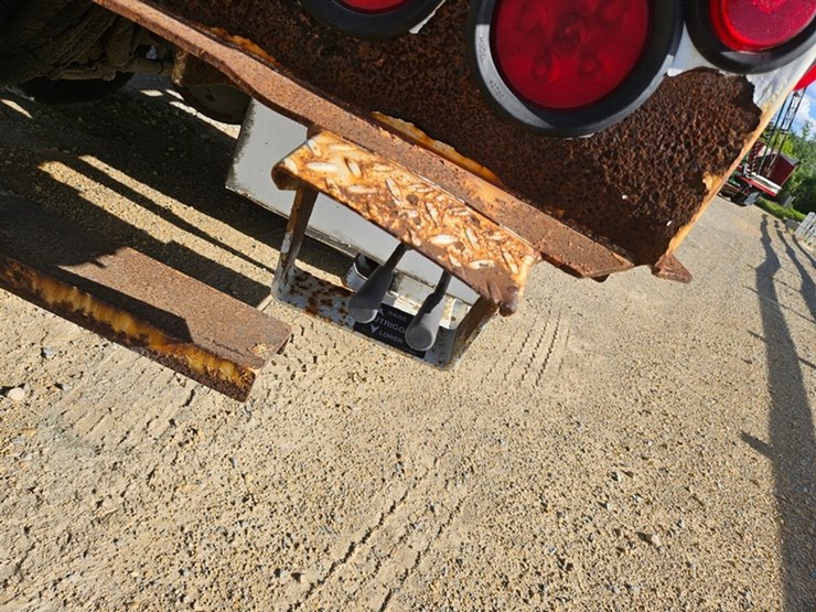 2002-freightliner-fl80-image-29