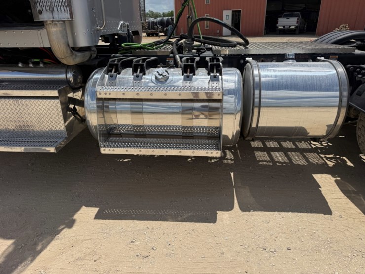 2019-peterbilt-389-image-18