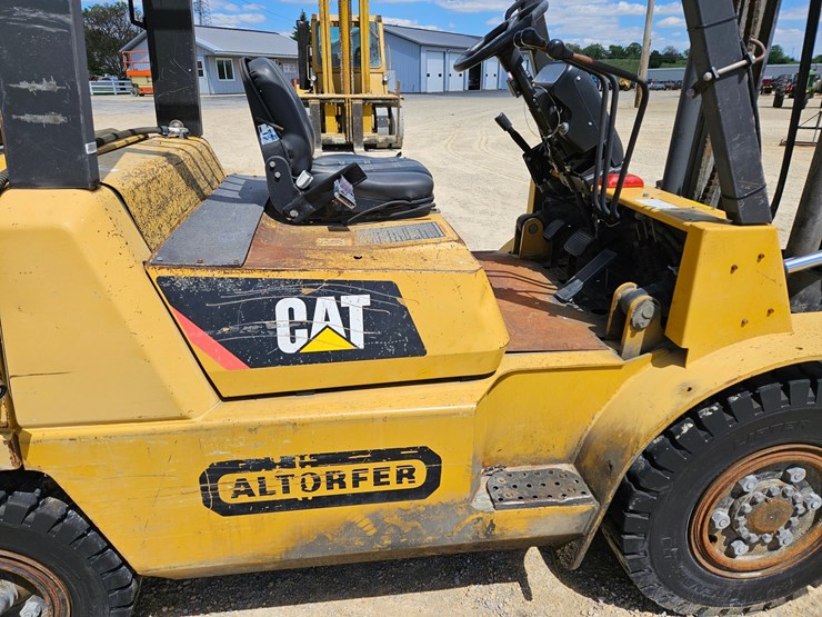 #126-•-cat-gp40k2-single-stage-fork-lift-image-20