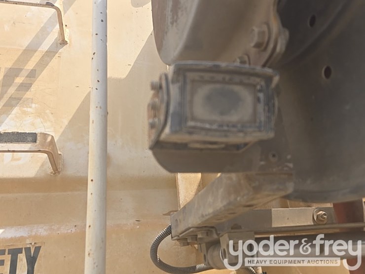 2013-freightliner-m2-106-image-27