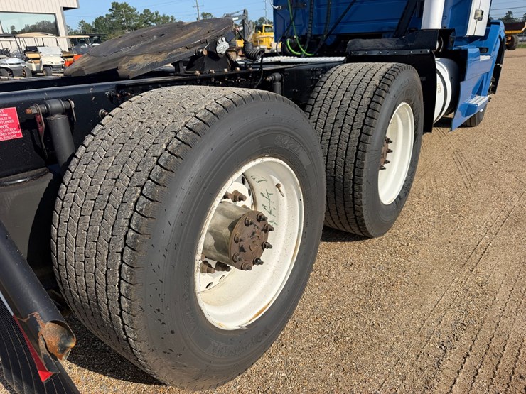 2016-volvo-vnl64t300-image-5
